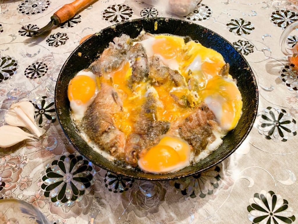 Рецепт жаренного карася под яичницей